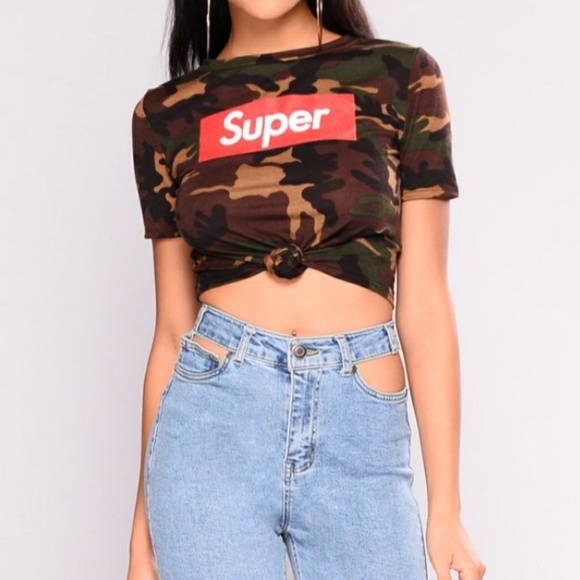 "Super" camo knotted crop top - Picture 2 of 3